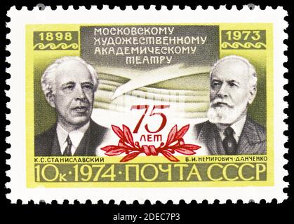 MOSKAU, RUSSLAND - 25. OKTOBER 2020: Briefmarke gedruckt in der Sowjetunion gewidmet 75. Jahrestag des Moskauer Kunsttheaters, Serie, um 1974 Stockfoto