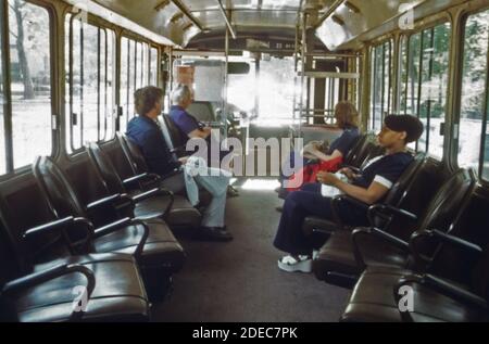 Passagiere auf einem fast leeren Zifferblatt ein Fahrradio schickte Tür-zu-Tür-Bus-Service in Haddonfield; New Jersey. Ca. 1974 Stockfoto