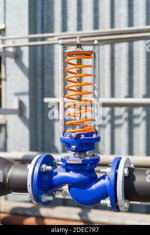 Regelstation mit Druckbegrenzungsventilen, Instrumentierung und Druckregelventilen. Stockfoto