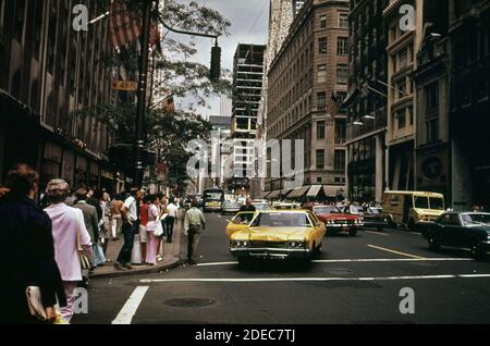 1970er Foto (1973) - Taxi bindet zwei Spuren an Ecke 48th Street und Fifth Avenue (New York City) Stockfoto