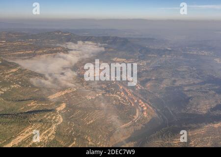 Luftdrohnenaufnahme von Cap de Bou bei Montserrat in der Nähe Barcelona mit Morgennebel Stockfoto