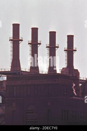 1970er-Jahre Foto (1975) - Neue größere Stapel des Kraftwerks im Werk Union Carbide Ferroalloy. Stockfoto