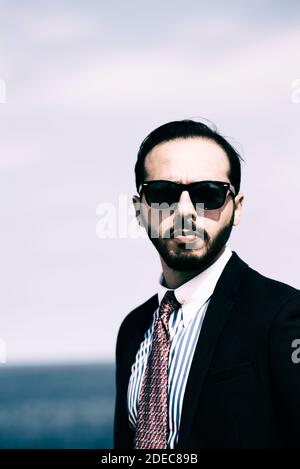 Ein Mann aus dem Nahen Osten trägt eine Sonnenbrille Stockfoto