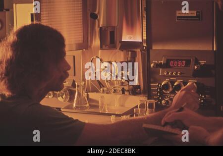 1970er Foto (1972) - EPA Gulf Breeze Laboratory. Ein Biologe verwendet ein Atomabsorptionsspektrophotometer in einer Studie von Garnelen-Serum Stockfoto
