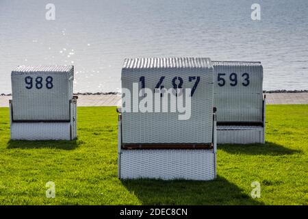 Weiße Korbstühle, Büsum, Schleswig-Holstein, Deutschland Stockfoto