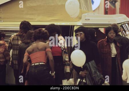 1970er Foto (1973) - Automobilausstellung im New York Coliseum am Columbus Circle in Midtown Manhattan (New York City) Stockfoto