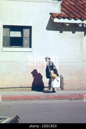 1970er Foto (1972) - im alten mexikanischen Marktabschnitt westlich der Innenstadt von San Antonio. Ein Plan, das Gebiet abzureißen und durch moderne Strukturen zu ersetzen, wurde aufgegeben. Der Plan ist nun, den Abschnitt zu verbessern und zu revitalisieren, ohne seinen historischen Charakter zu zerstören Stockfoto