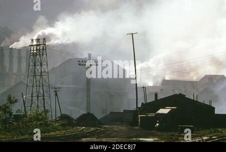 1970er Foto (1973) - Emission aus der Union Carbide Ferro Legierungspflanze verdunkelt den Himmel bei Alloy WV Stockfoto