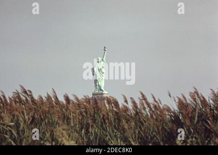 1970er Foto (1973) - Freiheitsstatue von der aus gesehen New Jersey Wohnungen (New York City von Hoboken aus gesehen) Stockfoto