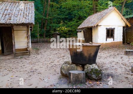 Traditionelles weißes slawisches Haus mit Strohdach. Stockfoto