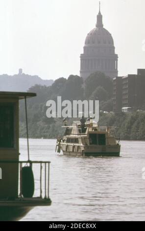 Foto der 1970er Jahre (1973) - Ausflugsboot verlässt die Kanawha City Docks für eine Kreuzfahrt auf dem Kanawha River. Im Hintergrund befindet sich das Staatskapitolgebäude Stockfoto