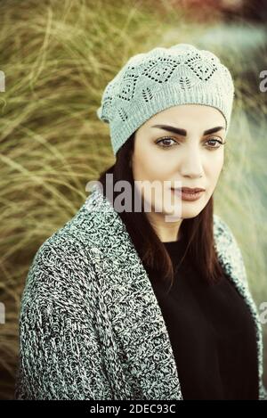 Schöne 35 Jahre alte Frau im Freien Stockfoto