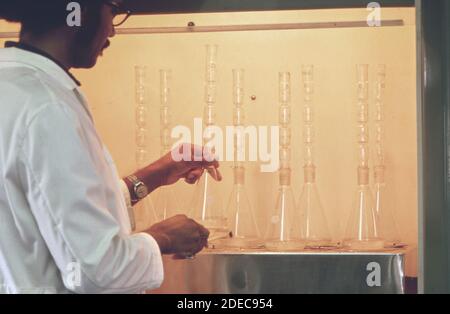 1970er Foto (1972) - EPA Gulf Breeze Laboratory: Chemielabor. Ein Techniker der Physikalischen Wissenschaft verdampft Lösungsmittel, um den Pestizidgehalt von Rückständen zu bestimmen Stockfoto
