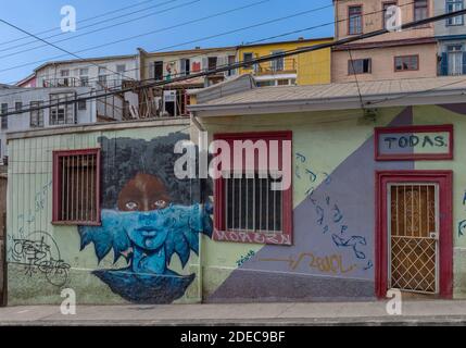 Farbige Graffiti, Street Art in der historischen Altstadt von Valparaiso, Chile Stockfoto