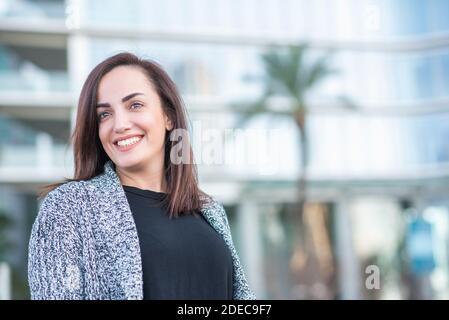 Schöne 35 Jahre alte Frau im Freien Stockfoto