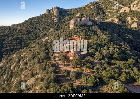 Luftdrohne Ansicht der Heiligen Höhle von Montserrat auf dem Berg In der Nähe von Barcelona bei Sonnenaufgang Stockfoto