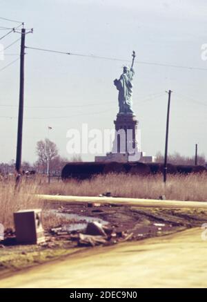 1970er Foto - (1973) - Freiheitsstatue von der aus gesehen Dumpingfläche als Standort des Liberty State vorgeschlagen Parken Stockfoto