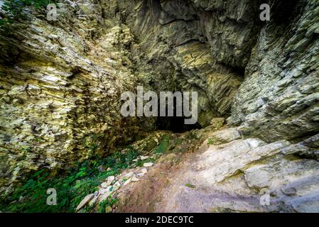 Eingang in dunkler Höhle im Berggebiet Stockfoto
