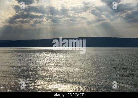 Sonnenuntergang über dem See von Galiläa und Golan Höhen. Hochwertige Fotos. Stockfoto