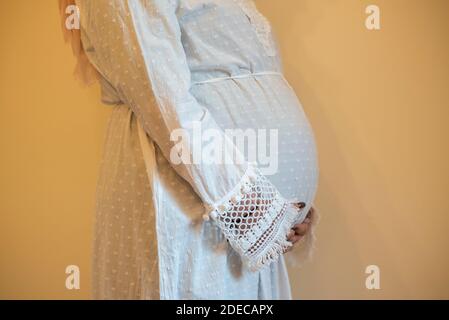 Seitenansicht einer schwangeren Frau Stockfoto