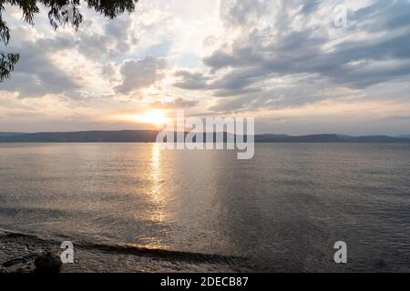 Sonnenuntergang über dem See von Galiläa und Golan Höhen. See Tiberias, Kinneret, Kinnereth. Hochwertige Fotos Stockfoto