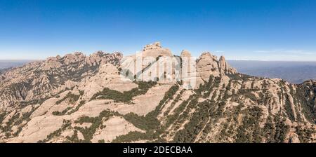 Panorama-Luftaufnahme des Sant Jeroni Montserrat Peak in der Nähe von Barcelona Stockfoto