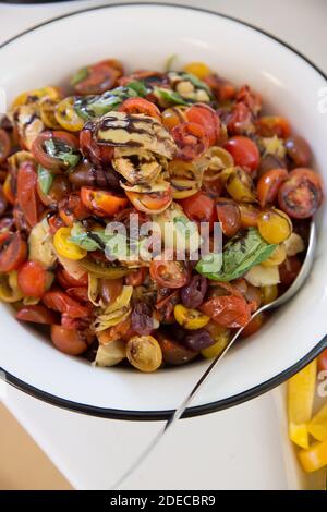 Frisch geschnittener Salat aus Tomaten und Paprika Stockfoto