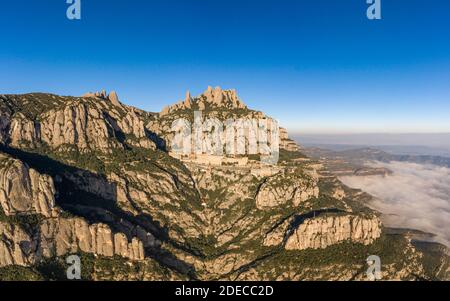 Luftdrohne Ansicht der Abtei von Montserrat Berg in der Nähe von Barcelona Morgens Sonnenaufgang Stockfoto