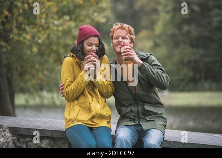Mann und Frau beim Kaffee im Herbstpark Stockfoto