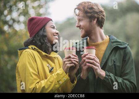 Ein Paar, das während des Dates eine Tasse Kakao hat Stockfoto