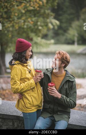 Mann und Frau bei einem romantischen Spaziergang im Park Stockfoto