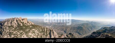 Panorama-Luftaufnahme des Sant Jeroni Montserrat Peak in der Nähe von Barcelona Stockfoto