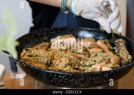 Serviert Lachs am Buffet Stockfoto