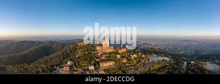 Panorama Drohne Ansicht der Sacred Heart Basilica auf der Oberseite Von Tibidabo in der Nähe von Barcelona bei Sonnenuntergang Stockfoto