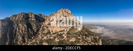 Panorama-Luftdrohne Aufnahme der Abtei Montserrat in der Nähe von Barcelona in Bergkette am Morgen Stockfoto