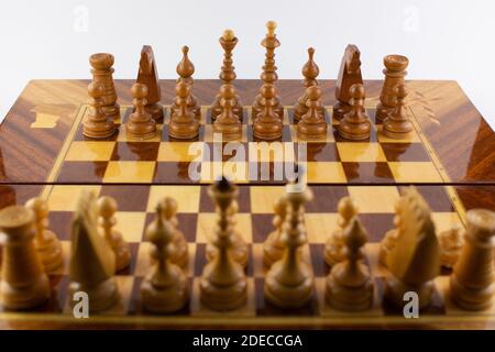 Ein Schachbrett aus Holzstücken auf Weiß Stockfoto