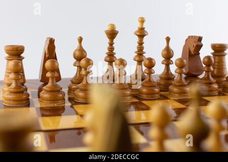 Ein Schachbrett aus Holzstücken auf Weiß Stockfoto