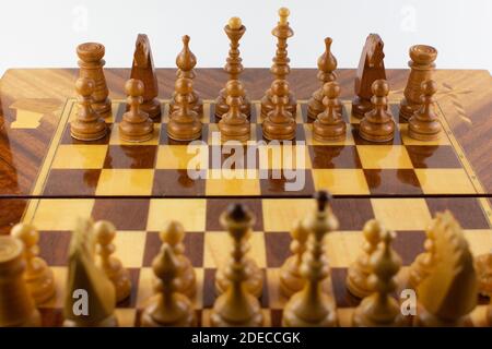 Ein Schachbrett aus Holzstücken auf Weiß Stockfoto