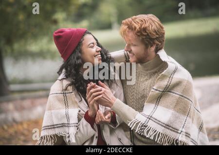 Partner mit einem gemütlichen Date im Wald Stockfoto