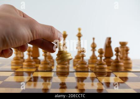Schachbrett aus Holzstücken auf weiß Stockfoto
