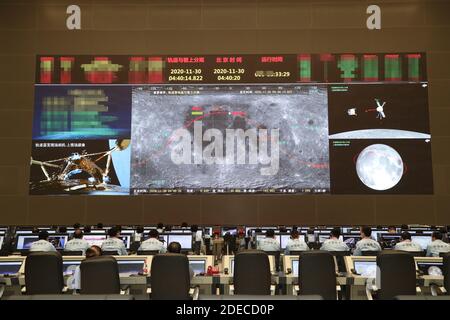 (201130) -- PEKING, 30. November 2020 (Xinhua) -- Technische Personalarbeit im Beijing Aerospace Control Center (BACC) in Peking, Hauptstadt von China, 30. November 2020. Chinas Chang'e-5-Sonde bereitet sich auf eine sanfte Landung auf dem Mond vor, um die erste Probennahme eines außerirdischen Körpers durchzuführen. Die Lander-Aufsteiger-Kombination der Raumsonde trennte sich von ihrer Orbiter-Rückkehrer-Kombination um 4:40 Uhr Montag (Pekinger Zeit), nach Angaben der China National Space Administration. (BACC/Handout über Xinhua) Stockfoto