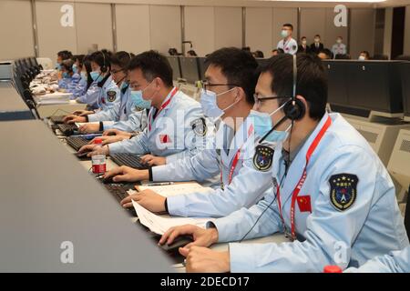 (201130) -- PEKING, 30. November 2020 (Xinhua) -- Technische Personalarbeit im Beijing Aerospace Control Center (BACC) in Peking, Hauptstadt von China, 30. November 2020. Chinas Chang'e-5-Sonde bereitet sich auf eine sanfte Landung auf dem Mond vor, um die erste Probennahme eines außerirdischen Körpers durchzuführen. Die Lander-Aufsteiger-Kombination der Raumsonde trennte sich von ihrer Orbiter-Rückkehrer-Kombination um 4:40 Uhr Montag (Pekinger Zeit), nach Angaben der China National Space Administration. (BACC/Handout über Xinhua) Stockfoto