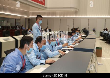 (201130) -- PEKING, 30. November 2020 (Xinhua) -- Technische Personalarbeit im Beijing Aerospace Control Center (BACC) in Peking, Hauptstadt von China, 30. November 2020. Chinas Chang'e-5-Sonde bereitet sich auf eine sanfte Landung auf dem Mond vor, um die erste Probennahme eines außerirdischen Körpers durchzuführen. Die Lander-Aufsteiger-Kombination der Raumsonde trennte sich von ihrer Orbiter-Rückkehrer-Kombination um 4:40 Uhr Montag (Pekinger Zeit), nach Angaben der China National Space Administration. (BACC/Handout über Xinhua) Stockfoto