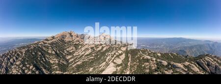 Panorama-Luftaufnahme des Sant Jeroni Montserrat Peak in der Nähe von Barcelona Stockfoto