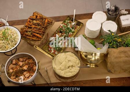 Abendbuffet mit einer Auswahl an Speisen Bei einer Abendveranstaltung Stockfoto