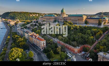 Budapest, Ungarn - Luftaufnahme des schönen Königspalastes der Budaer Burg mit der ungarischen Zitadelle im Hintergrund an einem sonnigen Sommernachmittag Stockfoto