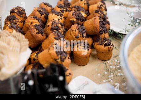 Cupcakes und Muffins auf dem Frühstückstisch Stockfoto