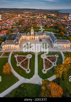 Keszthely, Ungarn - Luftpanorama von Keszthely mit dem berühmten Festetics Palast (Festetics Kastely) und einem goldenen Herbstuntergang mit blauem Himmel Stockfoto