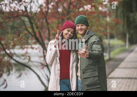 Mann und Frau machen gemeinsam ein Herbstselbstfie Stockfoto