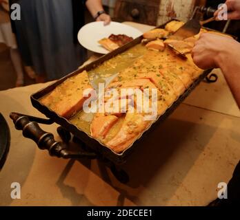 Serviert Lachs am Buffet Stockfoto